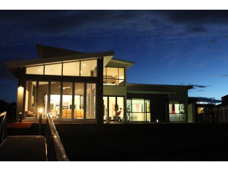 2 Thistle Crt, Newport QLD 4020