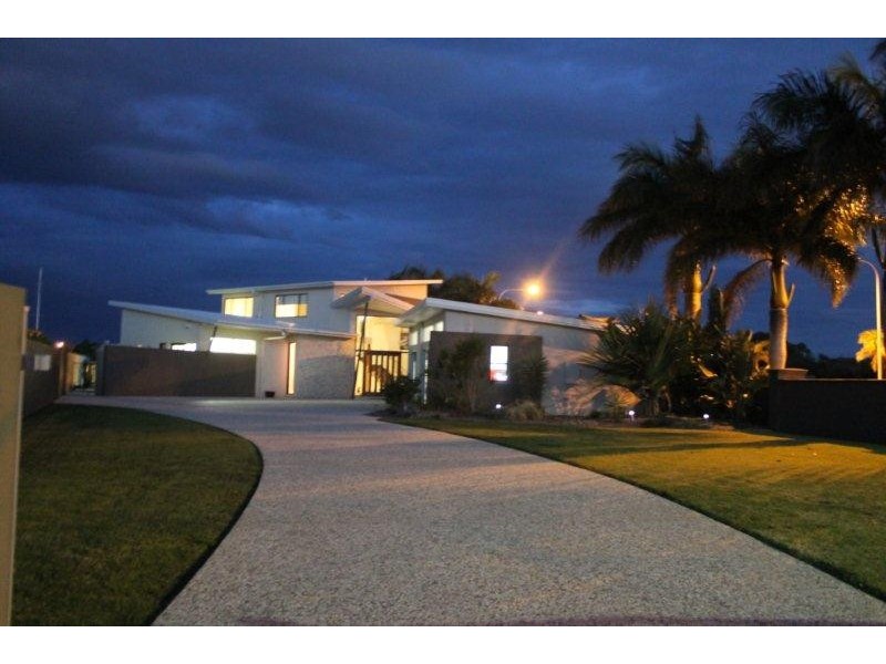 2 Thistle Crt, Newport QLD 4020