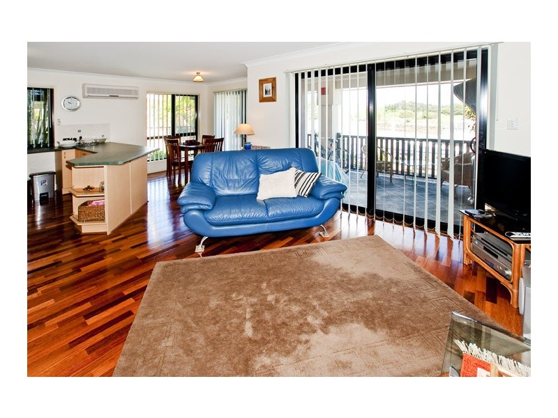 9 Cambria Crt, Newport QLD 4020