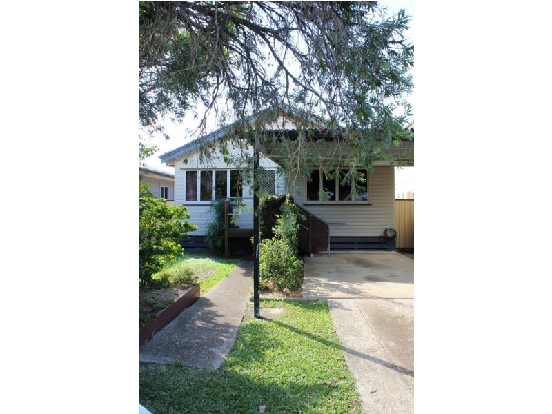 17 Inglis St, Woody Point QLD 4019