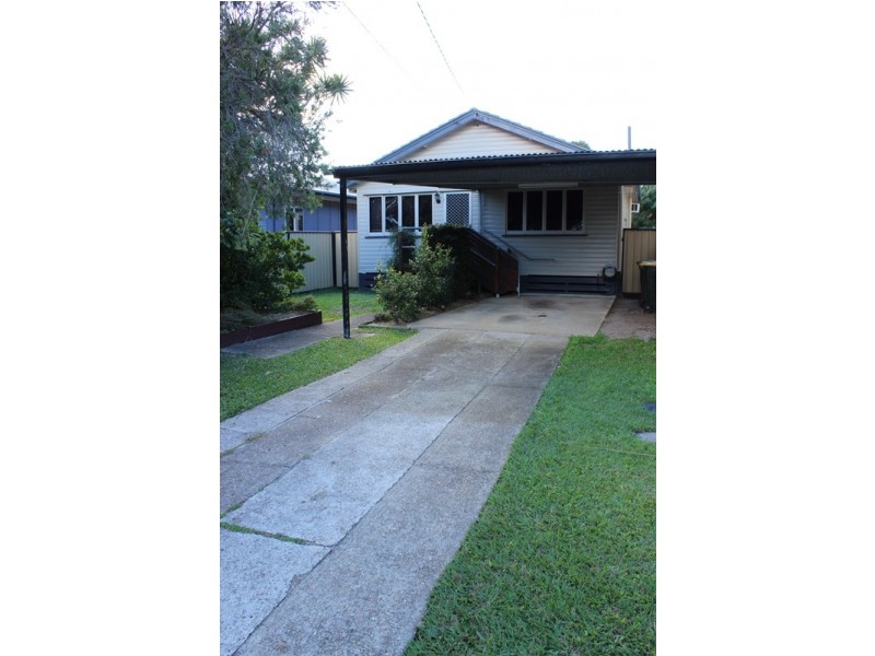 17 Inglis St, Woody Point QLD 4019