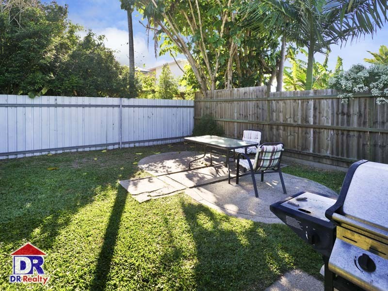 10 Fifth Ave, Scarborough QLD 4020