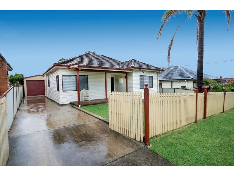 17 Catherine St, Waratah West NSW 2298