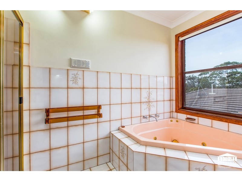 156 Glad Gunson Dr, Eleebana NSW 2282