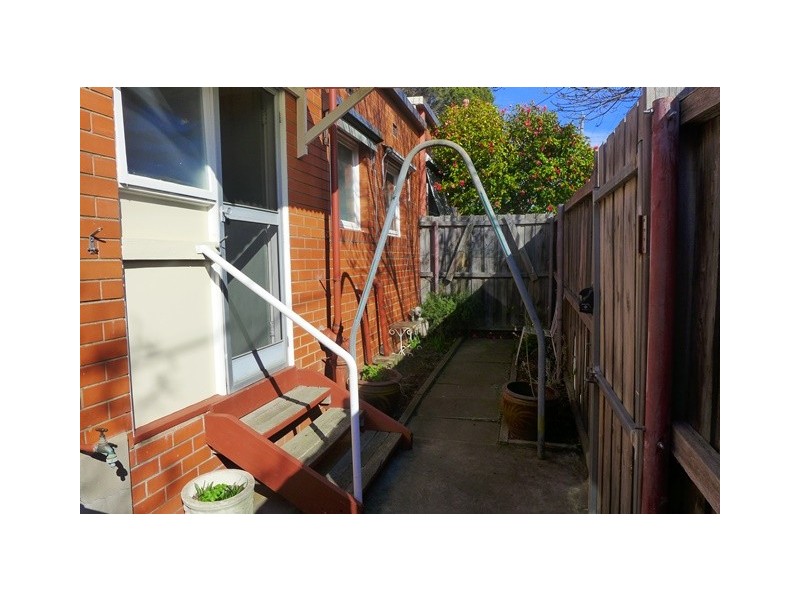 2/24 Retreat Road, Newtown VIC 3220