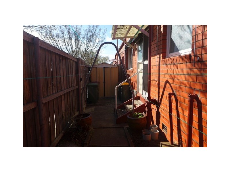 2/24 Retreat Road, Newtown VIC 3220