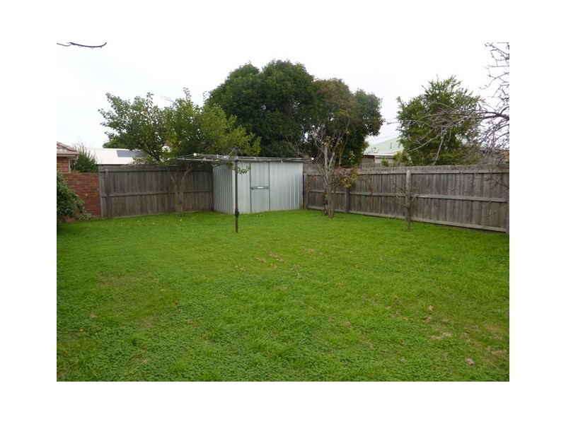 8 Lancaster Avenue, Newtown VIC 3220