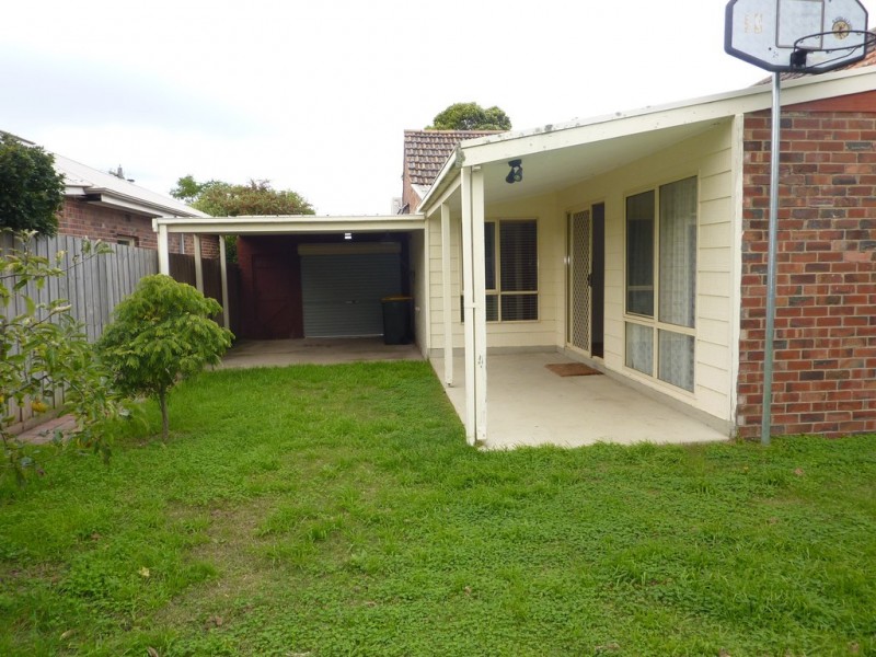 8 Lancaster Avenue, Newtown VIC 3220