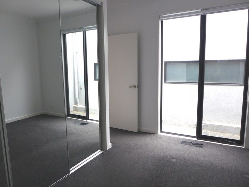 2/21 Stinton Avenue, Newtown VIC 3220