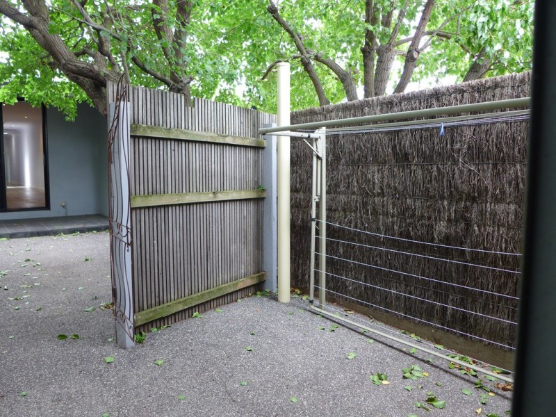 2/21 Stinton Avenue, Newtown VIC 3220