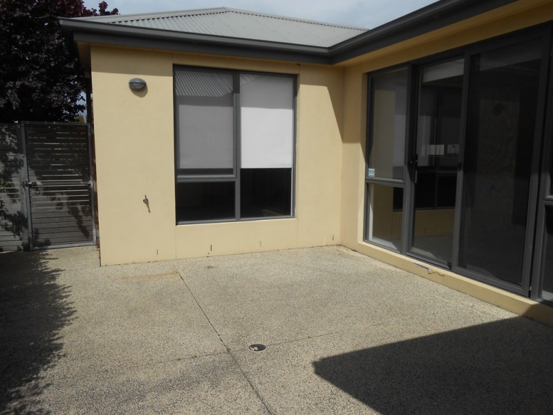 2/3 McNabb Avenue, Geelong West VIC 3218