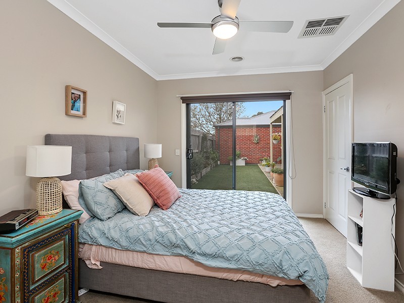 2/33 Mernda Parade, Belmont VIC 3216