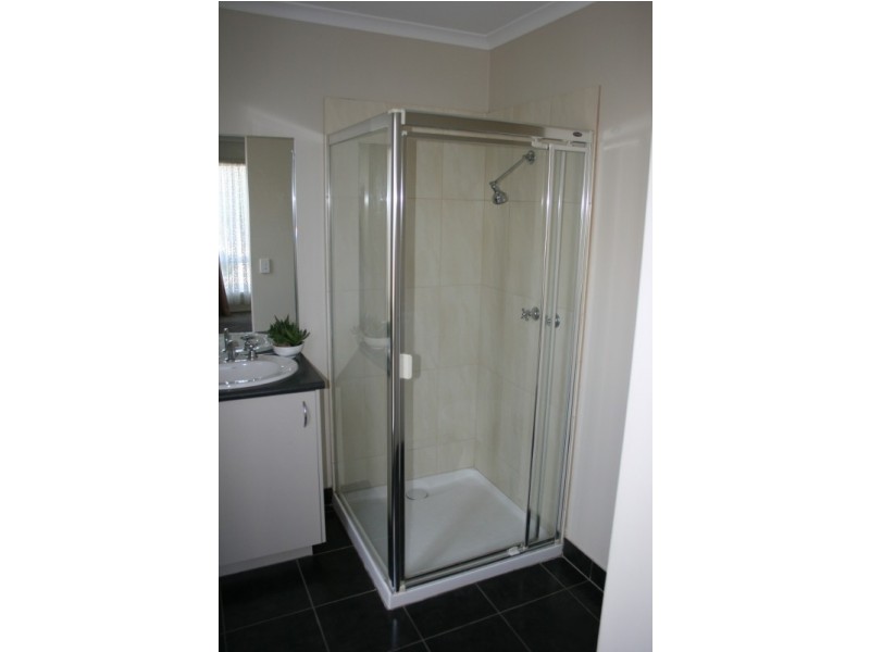 4 Peppertree Rise, Waurn Ponds VIC 3216