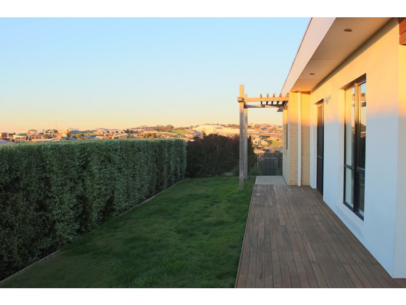 17 Karrakatta Grove, Highton VIC 3216