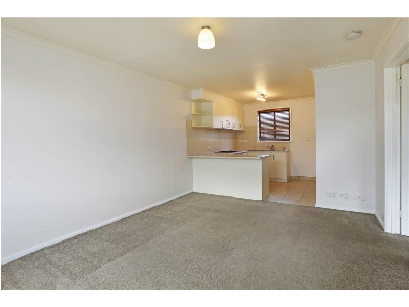 2/220 WIlsons  Road, Whittington VIC 3219
