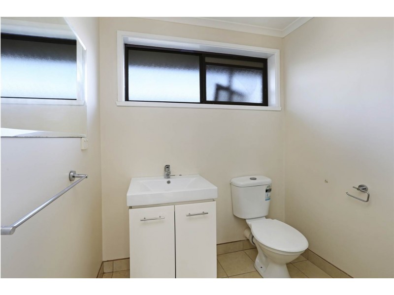 2/220 WIlsons  Road, Whittington VIC 3219