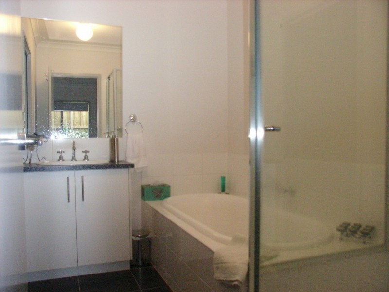 33 Grantham Drive, Highton VIC 3216