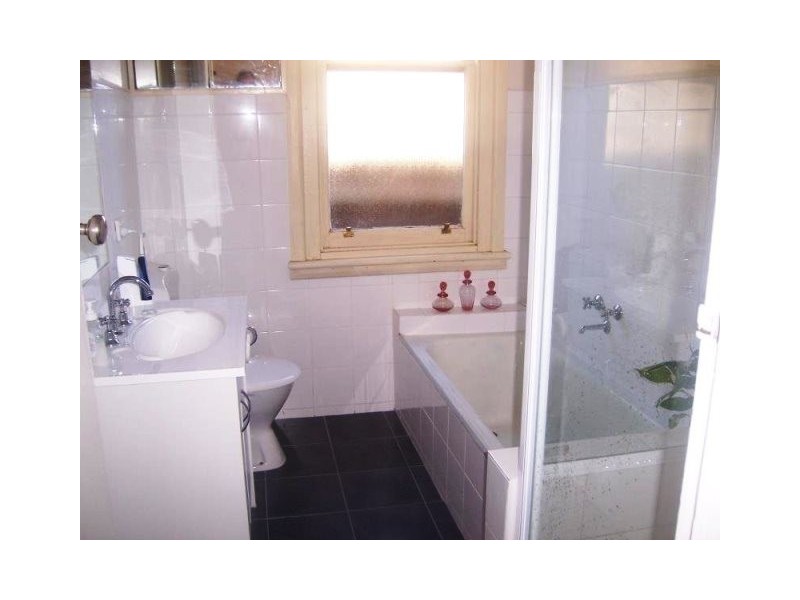 8 Lawton Avenue, Geelong West VIC 3218