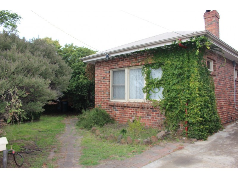 6 Lancaster Avenue, Newtown VIC 3220