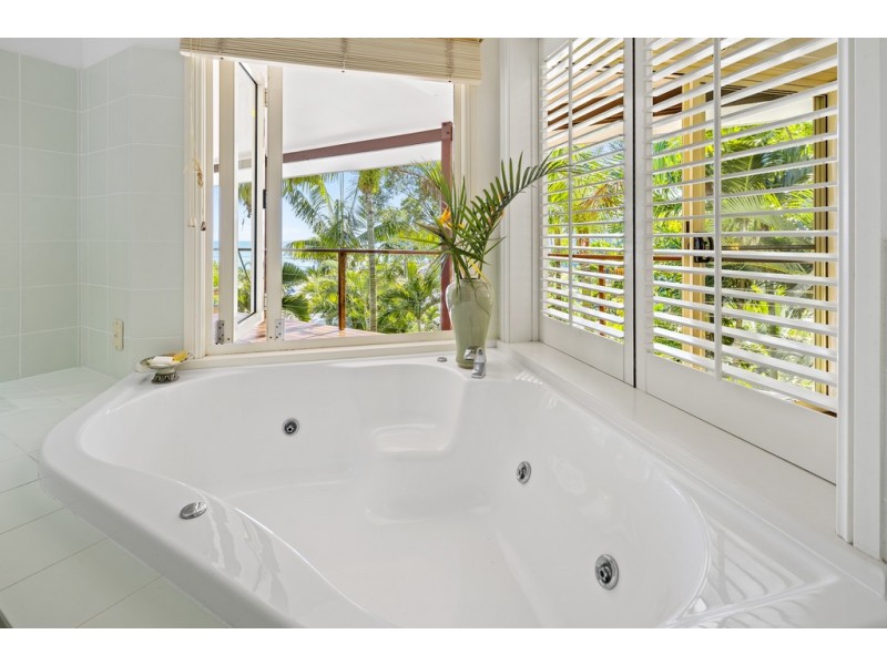 18 Macona Crescent, Cannonvale QLD 4802