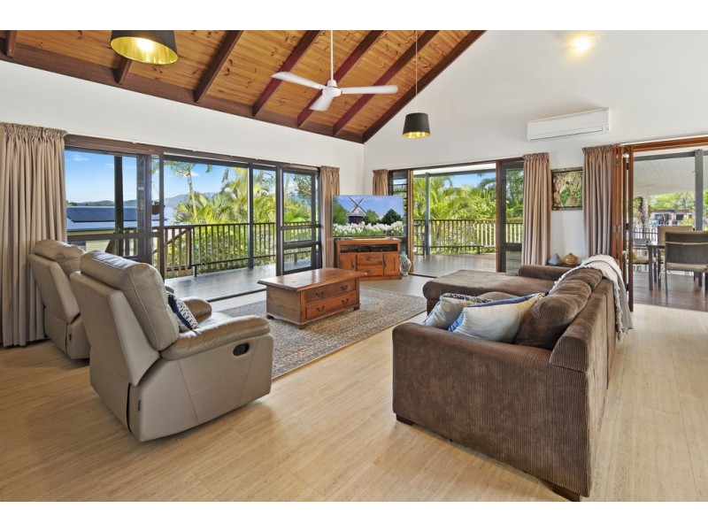 5 Linscot Close, Cannonvale QLD 4802