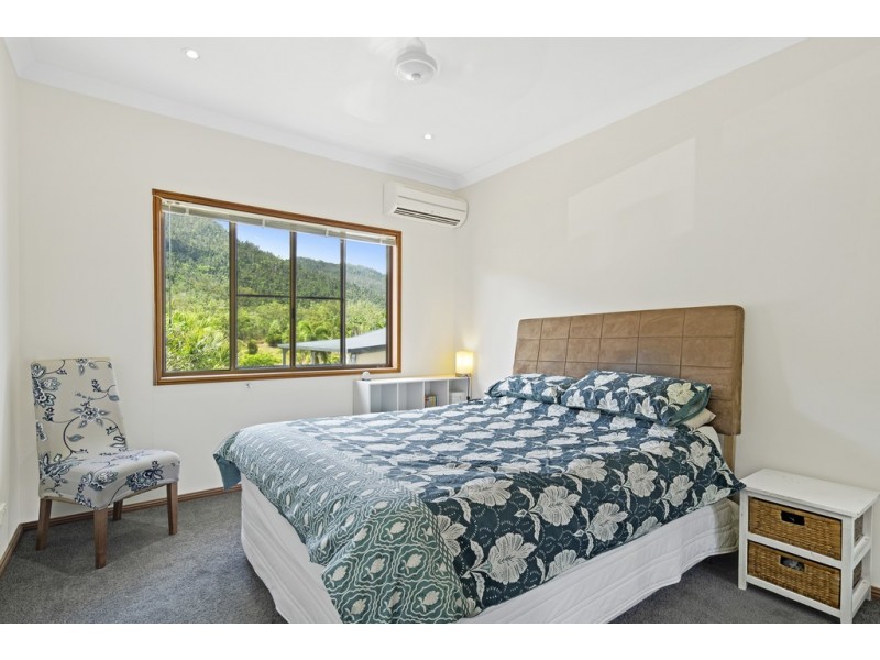 5 Linscot Close, Cannonvale QLD 4802