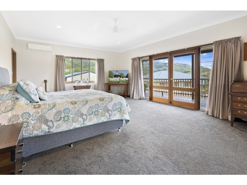 5 Linscot Close, Cannonvale QLD 4802