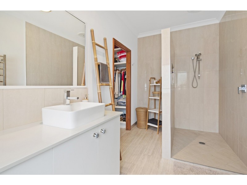 5 Linscot Close, Cannonvale QLD 4802