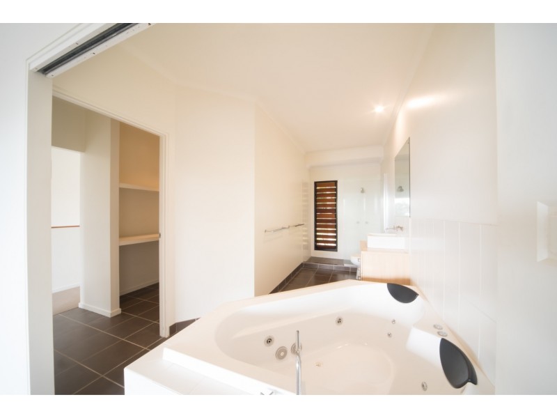 38 Eshelby Drive, Cannonvale QLD 4802
