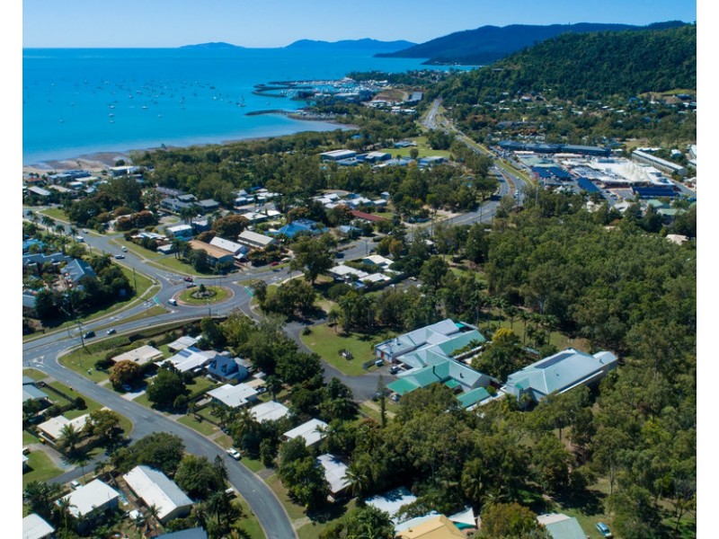 6 Manooka Drive, Cannonvale QLD 4802