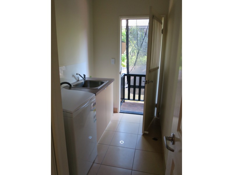 2/75 Country Road, Cannonvale QLD 4802