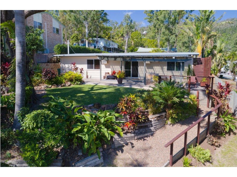 32 Manooka Drive, Cannonvale QLD 4802