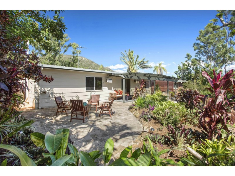 32 Manooka Drive, Cannonvale QLD 4802