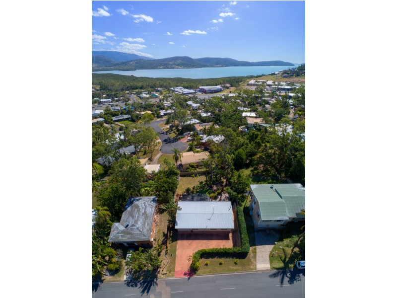 32 Manooka Drive, Cannonvale QLD 4802
