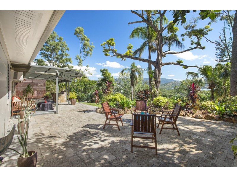 32 Manooka Drive, Cannonvale QLD 4802