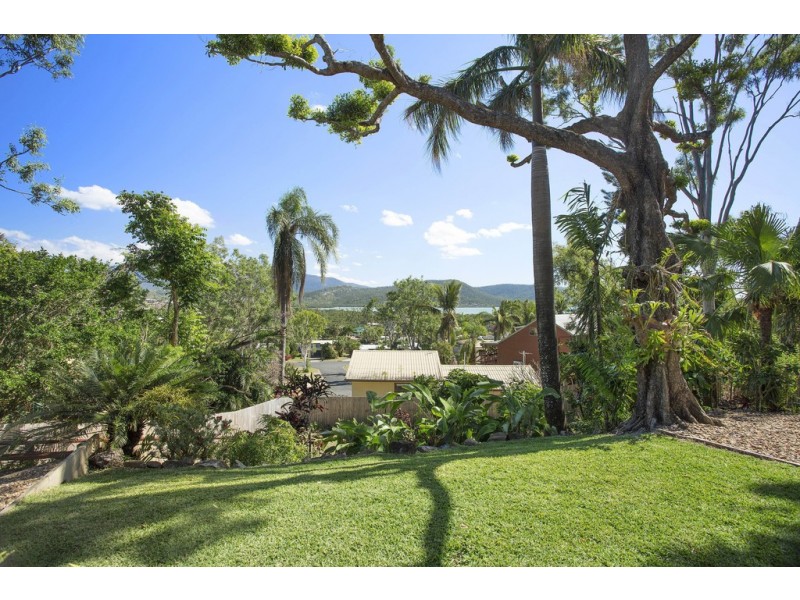 32 Manooka Drive, Cannonvale QLD 4802