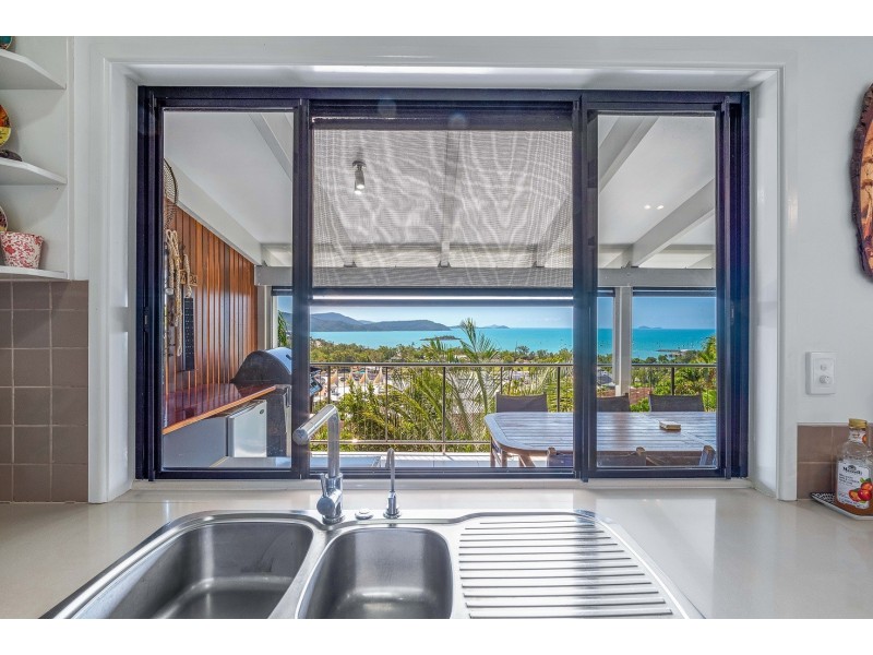 1 Woodwark Crescent, Cannonvale QLD 4802