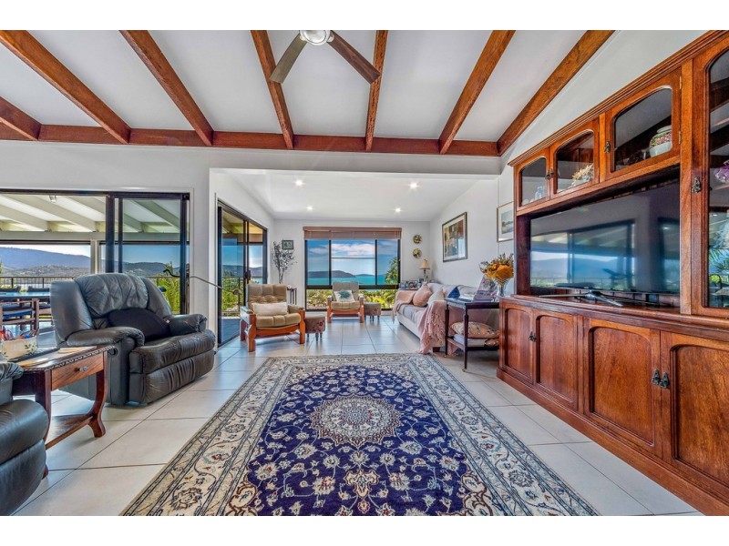 1 Woodwark Crescent, Cannonvale QLD 4802