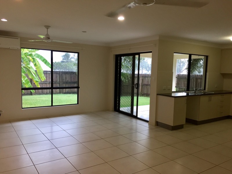 2/62 South Molle Boulevard, Cannonvale QLD 4802