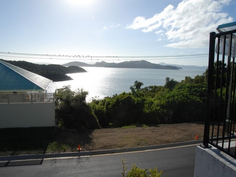 8 Passage Avenue, Shute Harbour QLD 4802