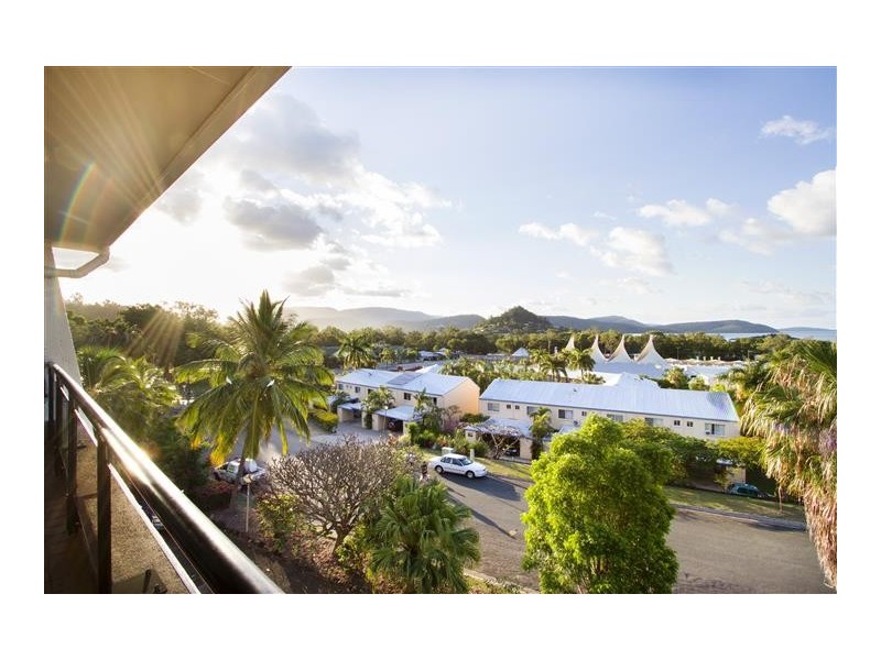 19/2 Eshelby Drive, Cannonvale QLD 4802