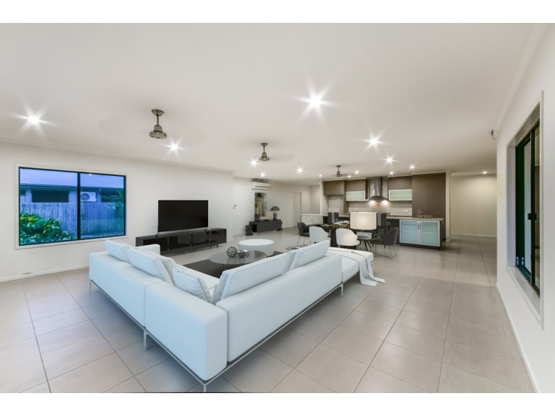 7 Henderson Street, Cannonvale QLD 4802