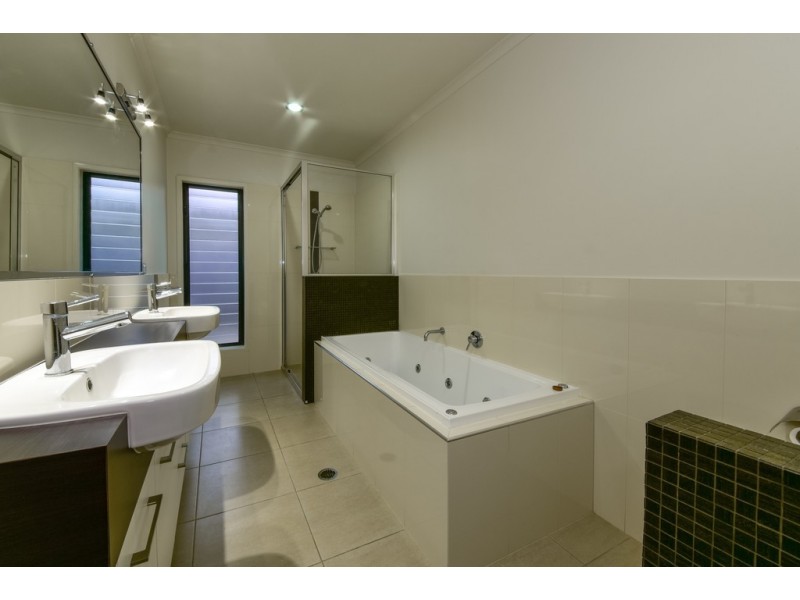 7 Henderson Street, Cannonvale QLD 4802