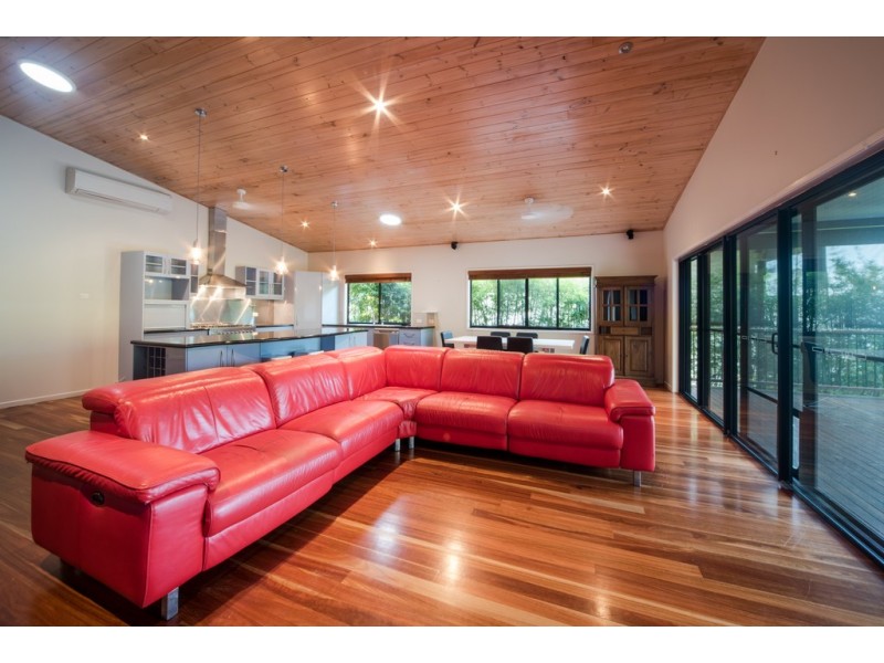 24 Macona Crescent, Cannonvale QLD 4802