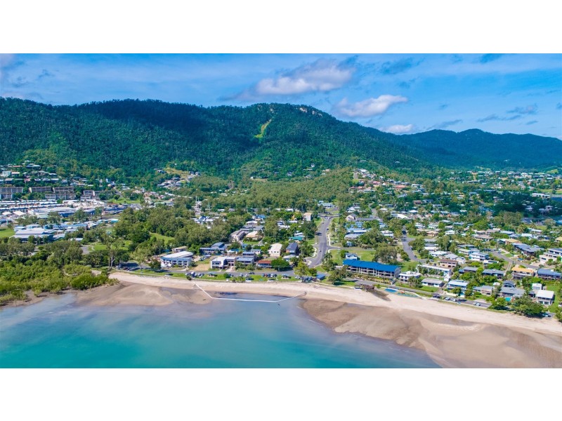 5 Beach Road, Cannonvale QLD 4802