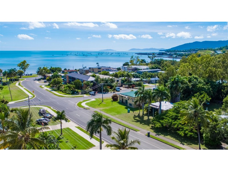 5 Beach Road, Cannonvale QLD 4802