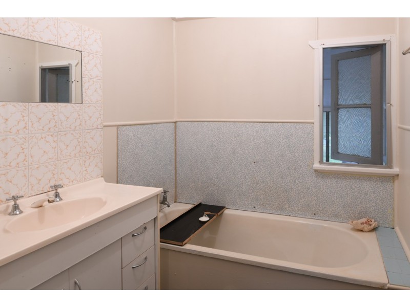 25 Ruge Street, Proserpine QLD 4800