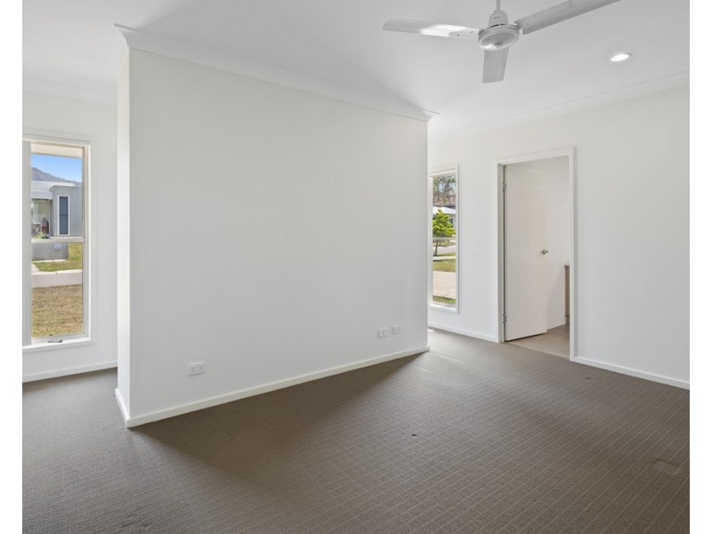 4 Spritsail Crescent, Cannonvale QLD 4802