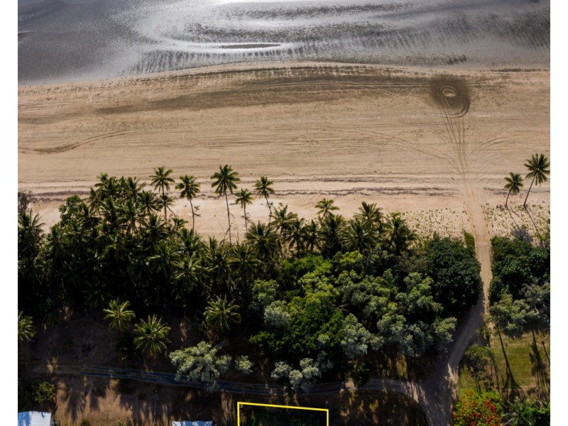 4 Peters Avenue, Midge Point QLD 4799