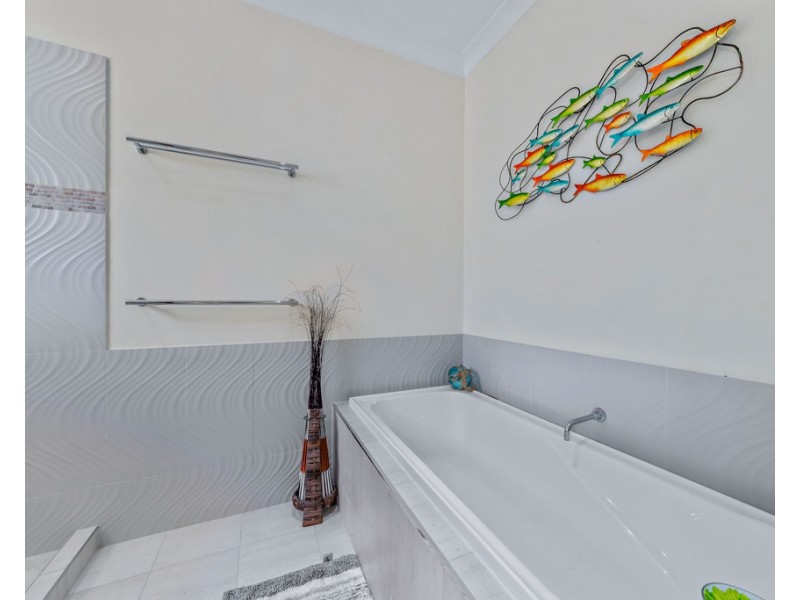 25 Rattray Avenue, Hideaway Bay QLD 4800